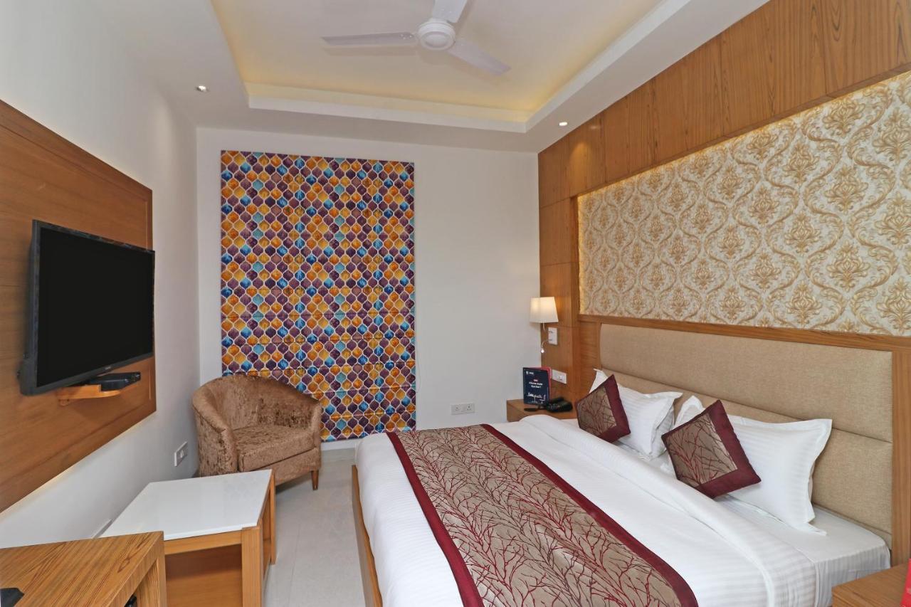 Capital O Hotel Star Inn Near Chhatarpur Metro Station New Delhi Extérieur photo