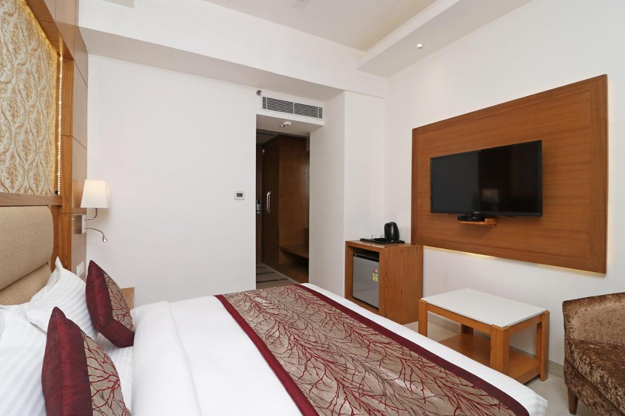 Capital O Hotel Star Inn Near Chhatarpur Metro Station New Delhi Extérieur photo
