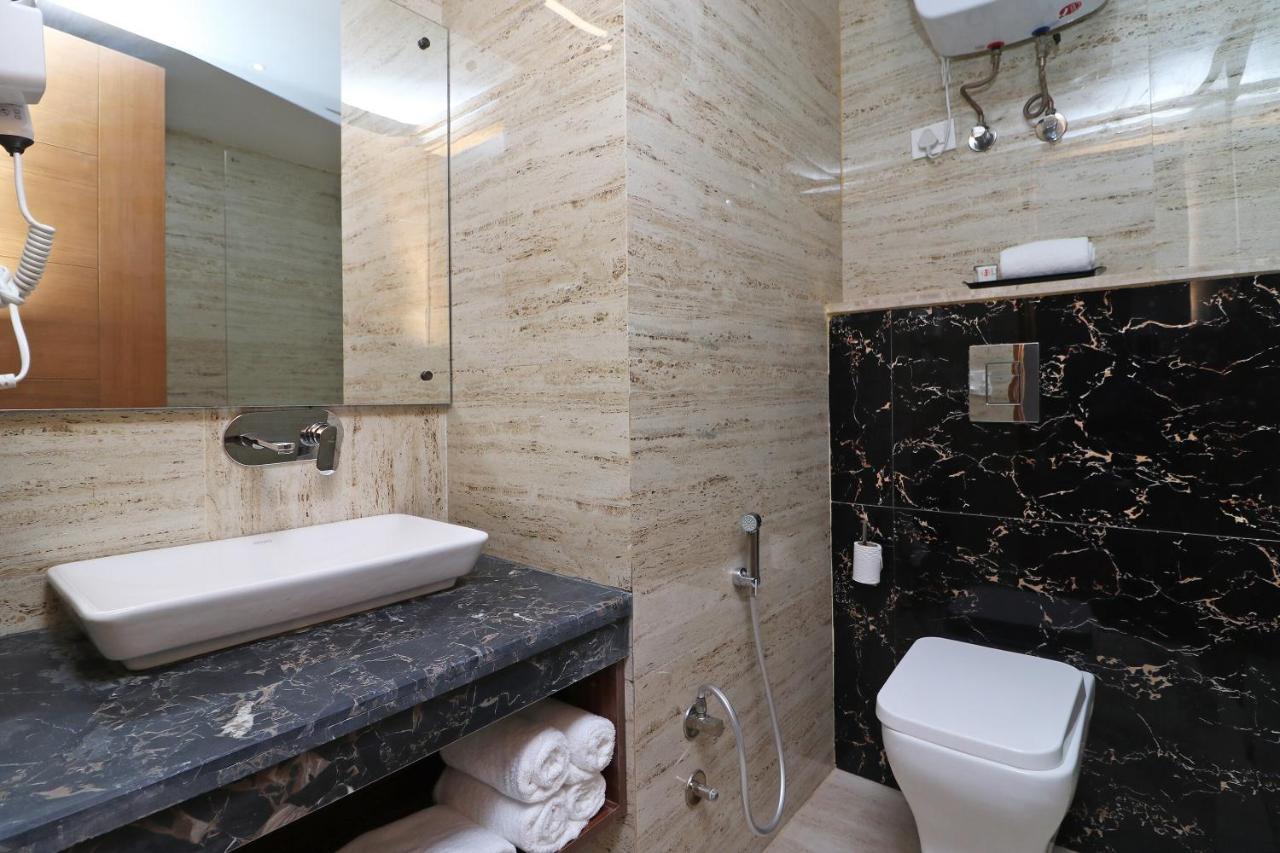 Capital O Hotel Star Inn Near Chhatarpur Metro Station New Delhi Extérieur photo