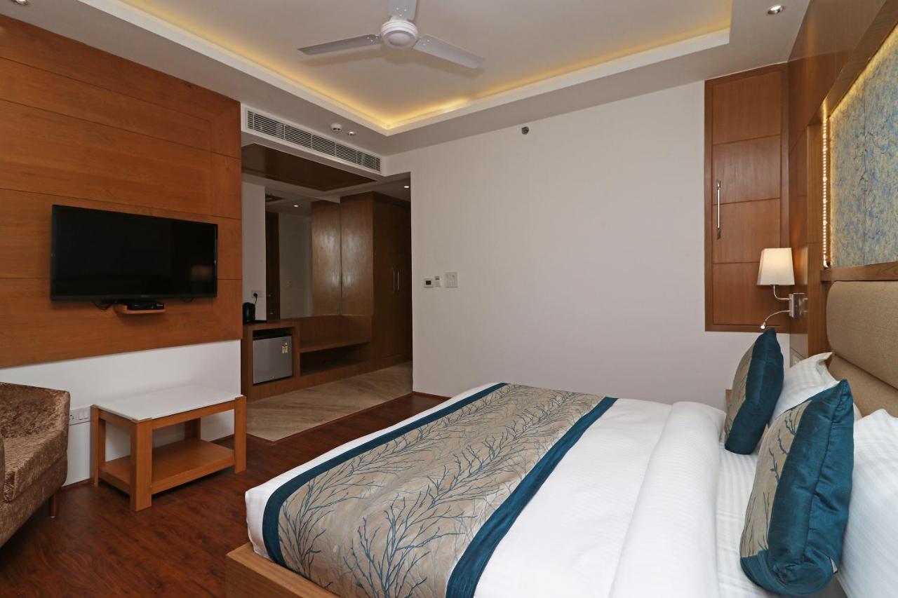 Capital O Hotel Star Inn Near Chhatarpur Metro Station New Delhi Extérieur photo